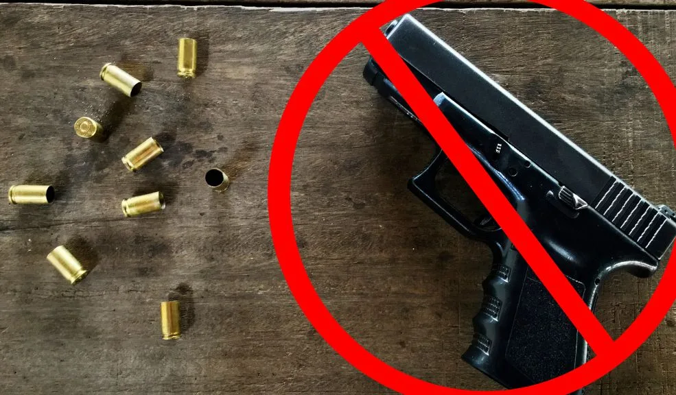 ¡Se prohíbe portar armas en Bogotá y Cundinamarca! Bogotá y Cundinamarca vuelven a quedar bajo una estricta prohibición del porte de armas de fuego y dispositivos traumáticos, incluso para quienes cuentan con permiso legal.