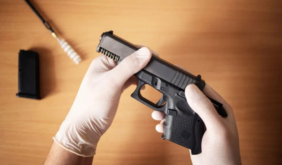 ¡Se prohíbe portar armas en Bogotá y Cundinamarca! 1 ¡Se prohíbe portar armas en Bogotá y Cundinamarca! Bogotá y Cundinamarca vuelven a quedar bajo una estricta prohibición del porte de armas de fuego y dispositivos traumáticos, incluso para quienes cuentan con permiso legal.