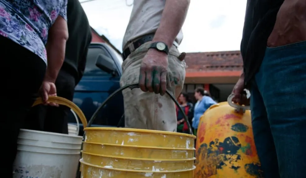 ¡Tengan sus canecas llenas! Por obras y mantenimientos habrá cortes de agua 1 ¡Tengan sus canecas llenas! Por obras y mantenimientos habrá cortes de agua Esta semana, la capital atraviesa una serie de cortes de agua debido a diferentes obras y mantenimientos que realizará la Empresa de Acueducto y Alcantarillado de Bogotá (EAAB).
