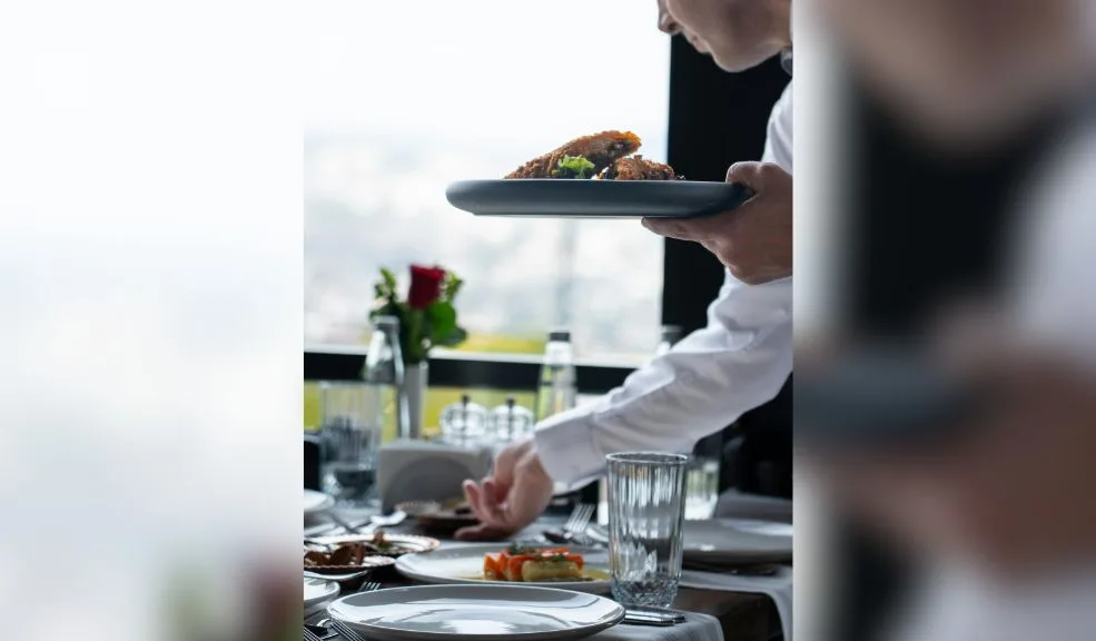 ¿Busca empleo en servicio de restaurantes? Acceda a formación gratuita con prácticas La formación se realizará de manera virtual y, posteriormente, en la práctica laboral, los estudiantes tendrán acceso a restaurantes, hoteles y cafeterías aliadas. El curso está dirigido a personas entre los 18 y 30 años.