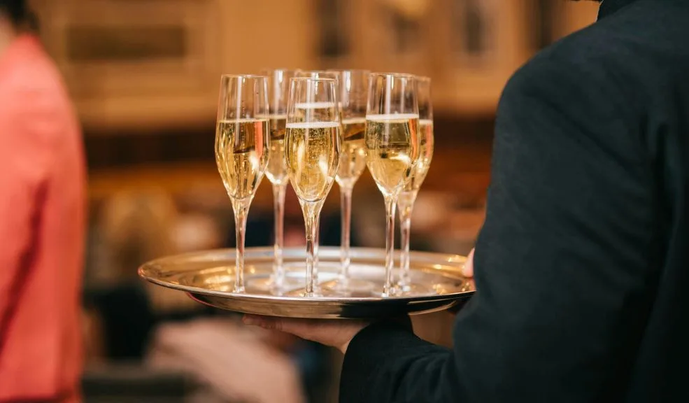 ¿Busca empleo en servicio de restaurantes? Acceda a formación gratuita con prácticas La formación se realizará de manera virtual y, posteriormente, en la práctica laboral, los estudiantes tendrán acceso a restaurantes, hoteles y cafeterías aliadas. El curso está dirigido a personas entre los 18 y 30 años.