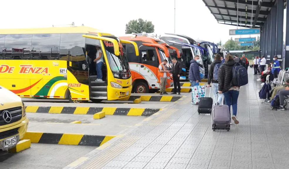 ¿Le afectó la subida del pasaje intermunicipal? Se programan manifestaciones Tras el aumento en las tarifas de los buses intermunicipales para 2026, los ciudadanos que se transportan por los corredores viales de Tabio, Cajicá, Tenjo, El Rosal, Facatativá y Madrid han decidido salir a las calles para manifestar su inconformidad contra la empresa que brinda el servicio en el sector.