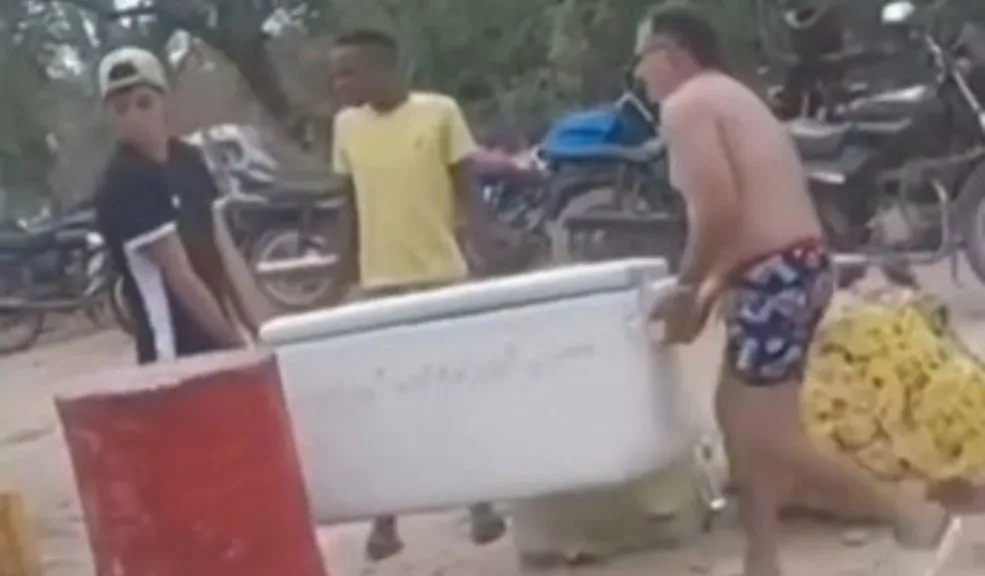 ¿Más 'abejas' que los vendedores de Barú? Turistas llegaron con nevera de icopor en mano 5 ¿Más 'abejas' que los vendedores de Barú? Turistas llegaron con nevera de icopor en mano En más de una oportunidad, las playas de Cartagena se han hecho virales no solo por su belleza, sino por la usura que algunos comerciantes cometen contra los turistas. En esta oportunidad, se ha generado controversia después de que unos visitantes acudieran a la playa de Barú con su propia nevera de icopor llena de alimentos.