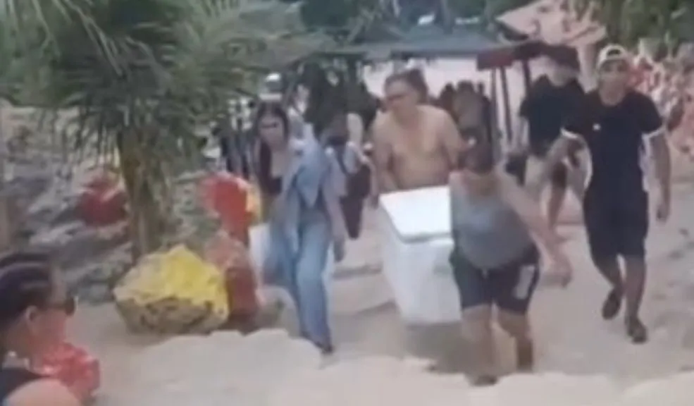 ¿Más 'abejas' que los vendedores de Barú? Turistas llegaron con nevera de icopor en mano 1 ¿Más 'abejas' que los vendedores de Barú? Turistas llegaron con nevera de icopor en mano En más de una oportunidad, las playas de Cartagena se han hecho virales no solo por su belleza, sino por la usura que algunos comerciantes cometen contra los turistas. En esta oportunidad, se ha generado controversia después de que unos visitantes acudieran a la playa de Barú con su propia nevera de icopor llena de alimentos.