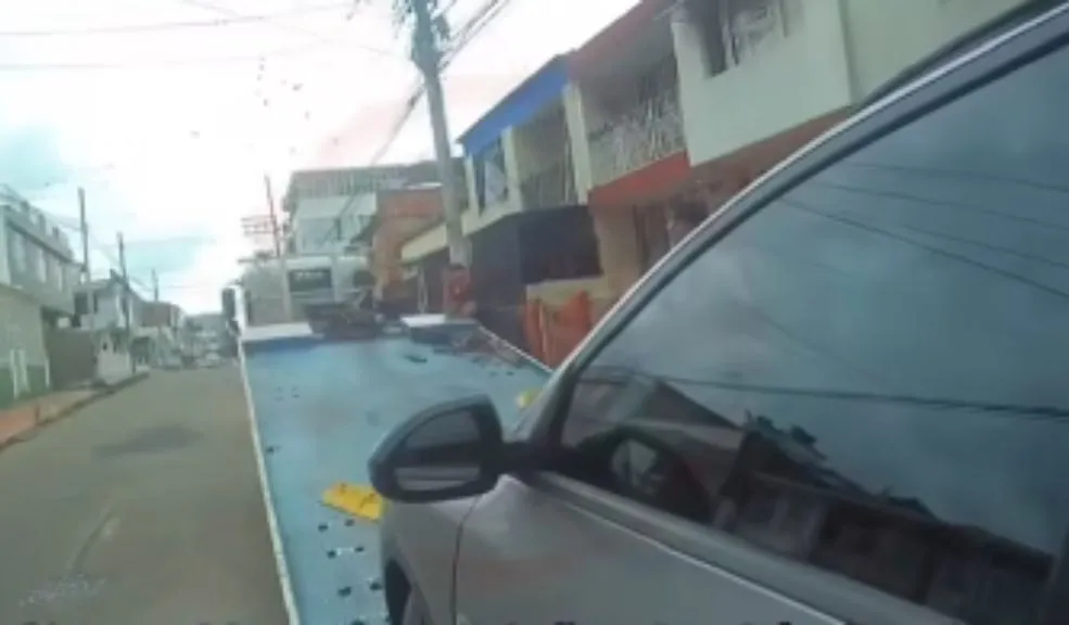 ¿Nuevo caso de “usted no sabe quién soy yo”? Secretaria de Fusagasugá en el ojo del huracán En un video quedó registrado el trato cuestionable que le dio la secretaria de Hacienda del municipio de Fusagasugá a un agente de tránsito, quien se disponía a imponerle un comparendo y a inmovilizar el vehículo. En las imágenes se evidencia que la funcionaria llamó al secretario de Movilidad para evitar que se llevaran el carro e, incluso, algunos familiares intervinieron y le manotearon al agente.