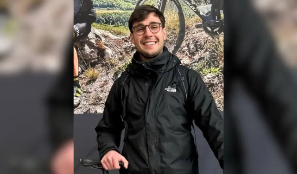 ¿Quién era el estudiante de intercambio alemán que fue asesinado en medio de un robo? Leif Elxnat, un joven alemán que residía en Colombia como parte de un programa académico, fue asesinado mientras se desplazaba en motocicleta entre los municipios de Uribia y Maicao.