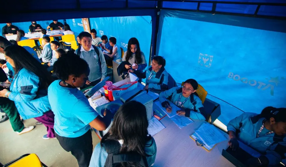 ¿Su hijo ya está vacunado? Protéjalo de más de 27 enfermedades en este regreso a clases El regreso a clases implica que los niños interactúen a diario con más personas y se expongan constantemente a virus y bacterias presentes en el entorno. Por ello, es indispensable que los menores estén vacunados y bien protegidos contra más de 27 enfermedades.