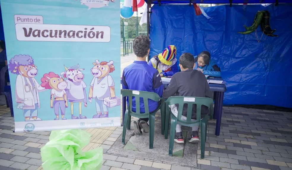 ¿Su hijo ya está vacunado? Protéjalo de más de 27 enfermedades en este regreso a clases El regreso a clases implica que los niños interactúen a diario con más personas y se expongan constantemente a virus y bacterias presentes en el entorno. Por ello, es indispensable que los menores estén vacunados y bien protegidos contra más de 27 enfermedades.