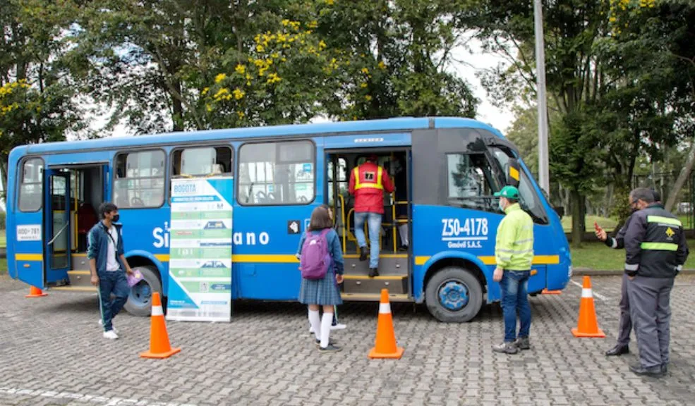 Hasta el 5 de febrero estará disponible el subsidio de transporte escolar 8 Hasta el 5 de febrero estará disponible el subsidio de transporte escolar Hasta el 5 de febrero de 2026 los estudiantes de colegios oficiales de Bogotá podrán reclamar el subsidio de transporte escolar.