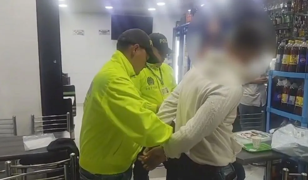 Cundinamarca: "depravado sexual" abusó de su hija y sus dos hijastras El Gobernador de Cundinamarca y la Policía Nacional informaron sobre la captura de un “depravado sexual” que habría abusado en reiteradas ocasiones de su hija biológica de 11 años y de sus hijastras de 7 y 11 años. Los hechos se habrían descubierto después de que una de las menores intentara quitarse la vida.