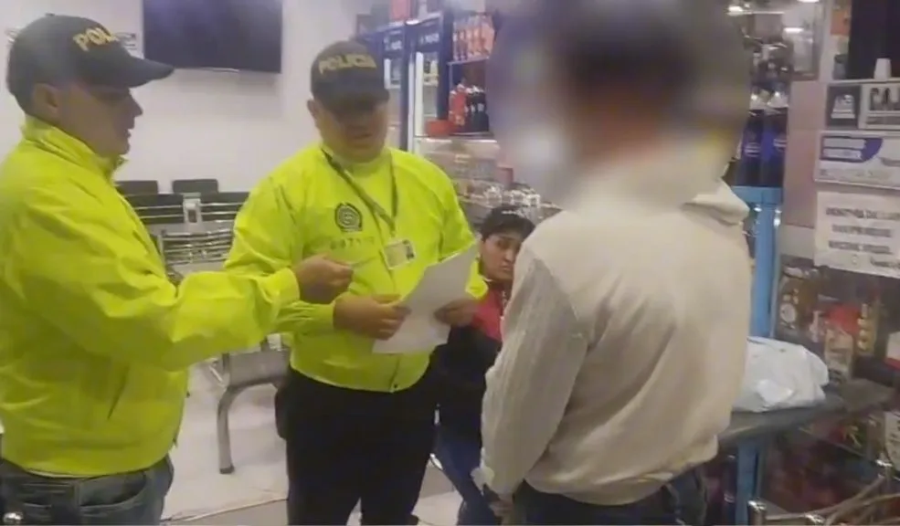 Cundinamarca: "depravado sexual" abusó de su hija y sus dos hijastras El Gobernador de Cundinamarca y la Policía Nacional informaron sobre la captura de un “depravado sexual” que habría abusado en reiteradas ocasiones de su hija biológica de 11 años y de sus hijastras de 7 y 11 años. Los hechos se habrían descubierto después de que una de las menores intentara quitarse la vida.