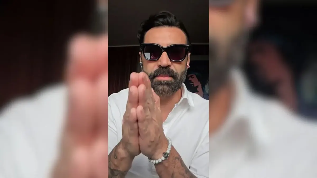 A reconocido vocalista de banda de rock casi lo roban con una modalidad de estafa El reconocido vocalista de 'The Mills' compartió recientemente una angustiante experiencia tras casi ser víctima de una estafa bancaria.