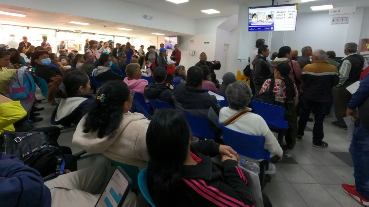 Adulta mayor falleció mientras denunciaba demoras en la entrega de medicamentos La lucha de una adulta mayor por recibir sus medicamentos terminó en tragedia. La mujer perdió la vida mientras grababa un video denunciando retrasos para adquirir sus medicinas.
