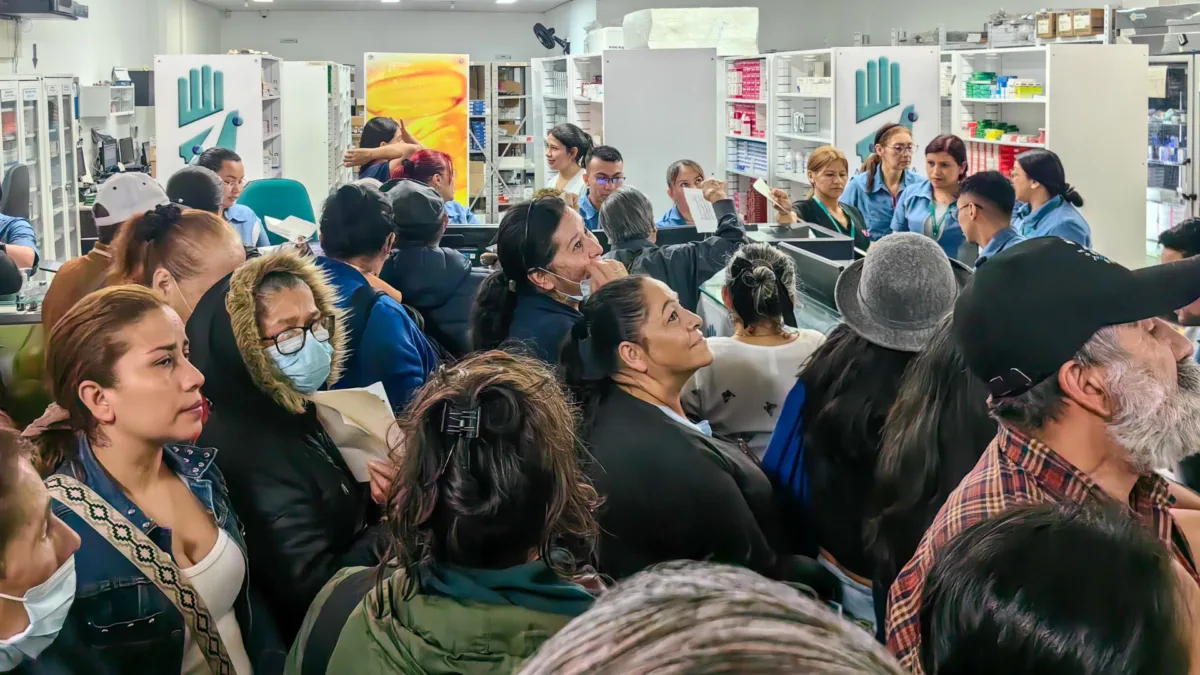 Adulta mayor falleció mientras denunciaba demoras en la entrega de medicamentos 1 Adulta mayor falleció mientras denunciaba demoras en la entrega de medicamentos La lucha de una adulta mayor por recibir sus medicamentos terminó en tragedia. La mujer perdió la vida mientras grababa un video denunciando retrasos para adquirir sus medicinas.