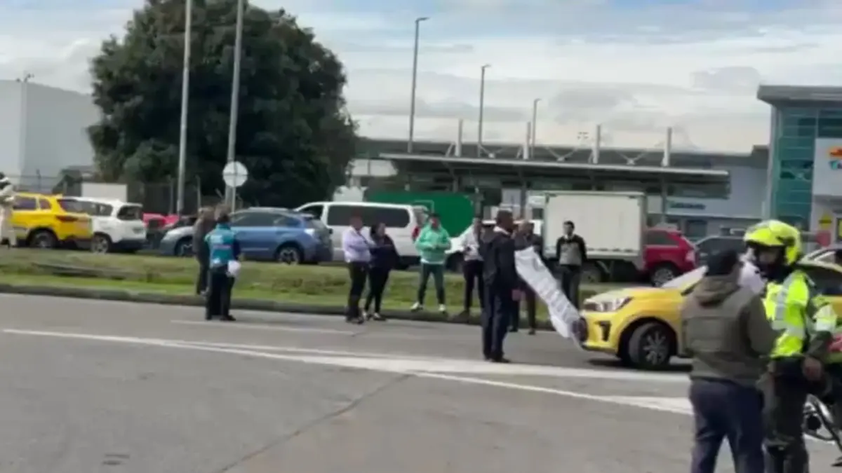 Persiste afectación en la movilidad de la calle 26 por manifestación de taxistas Diferentes grupos de taxistas madrugaron a bloquear la calle 26, exigiéndole al Distrito una mesa de diálogo para hablar sobre el transporte informal y de aplicación. Paralela a esta concentración, en dos puntos de la ciudad se reúnen personas para movilizarse por el 6to Carnaval por la Vida y el Territorio 2026 y la masacre laboral en TransMilenio.