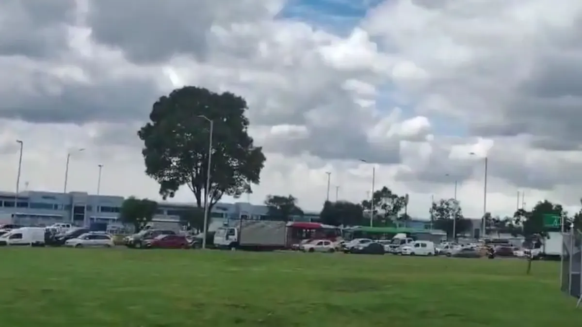 Persiste afectación en la movilidad de la calle 26 por manifestación de taxistas Diferentes grupos de taxistas madrugaron a bloquear la calle 26, exigiéndole al Distrito una mesa de diálogo para hablar sobre el transporte informal y de aplicación. Paralela a esta concentración, en dos puntos de la ciudad se reúnen personas para movilizarse por el 6to Carnaval por la Vida y el Territorio 2026 y la masacre laboral en TransMilenio.