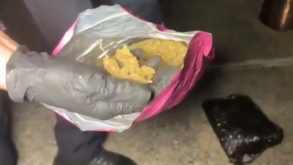 Agarraron carro con 'sobrecupo' de marihuana 3 Agarraron carro con 'sobrecupo' de marihuana En medio de los contundentes golpes que las autoridades colombianas vienen dando a la incautación de narcóticos como estrategia para debilitar una de las principales fuentes de ingresos de los grupos al margen de la ley, en las últimas horas se reportó un impresionante decomiso de marihuana.