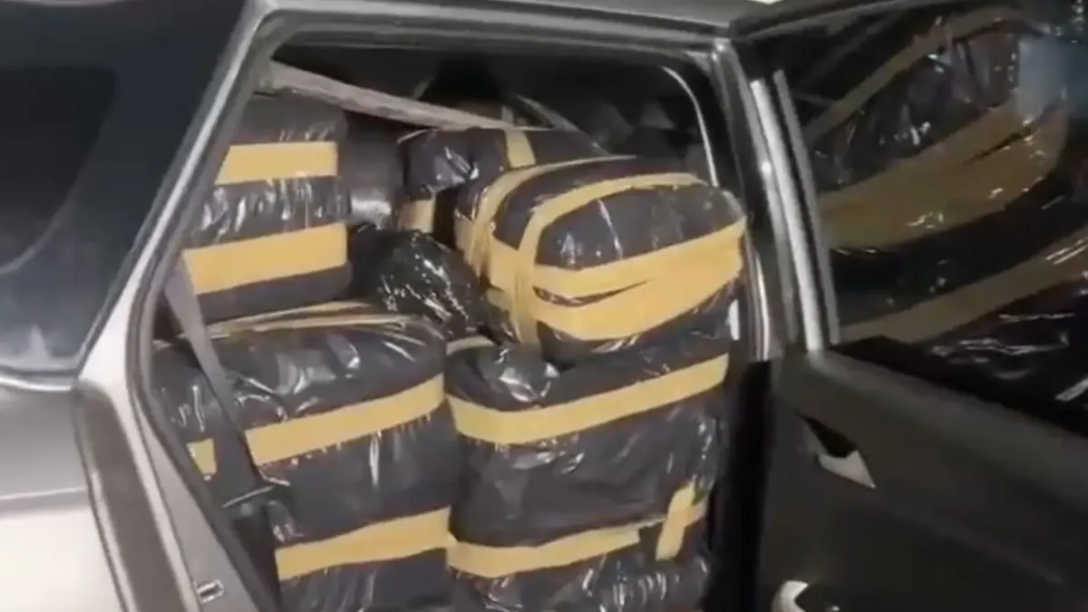 Agarraron carro con 'sobrecupo' de marihuana 2 Agarraron carro con 'sobrecupo' de marihuana En medio de los contundentes golpes que las autoridades colombianas vienen dando a la incautación de narcóticos como estrategia para debilitar una de las principales fuentes de ingresos de los grupos al margen de la ley, en las últimas horas se reportó un impresionante decomiso de marihuana.