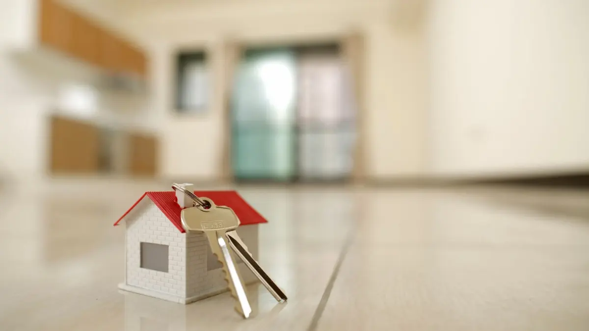 Alivie sus cargas crediticias con el subsidio 'Reduce tu Cuota' 1 Alivie sus cargas crediticias con el subsidio 'Reduce tu Cuota' Para las personas que estén en proceso de compra de vivienda para este 2026 llegó el subsidio ‘Reduce tu Cuota’, el cual tiene como propósito aliviar las cargas crediticias. Quien lo obtenga recibirá una ayuda económica durante cuatro años.