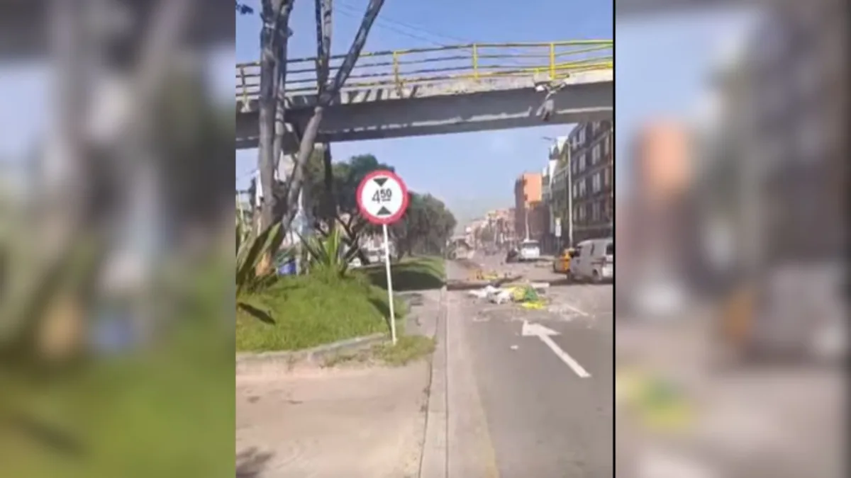 Antonio Nariño: volqueta de recolección de basura chocó contra un puente peatonal 1 Antonio Nariño: volqueta de recolección de basura chocó contra un puente peatonal Una volqueta de recolección de basuras habría ocasionado un daño en un puente peatonal de la localidad de Antonio Nariño, después de que, al parecer, la tolva chocara contra la estructura ubicada sobre la avenida Primero de Mayo.