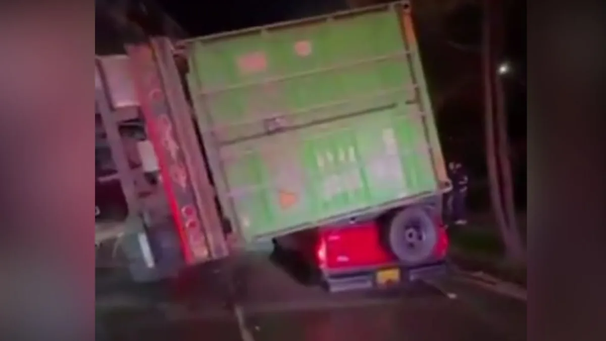 Contenedor aplastó una camioneta en la Circunvalar 1 Contenedor aplastó una camioneta en la Circunvalar