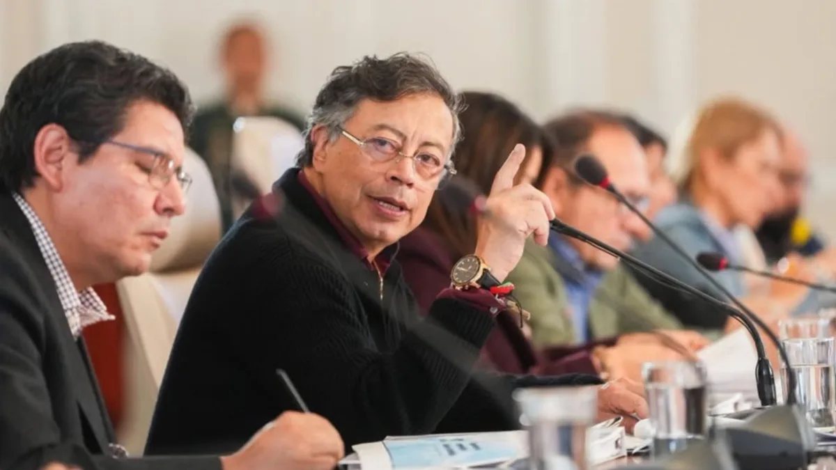 Petro: "todo empresariado debe pagar la quincena con el salario mínimo vital" 10 PETRO "todo empresariado debe pagar el salario mínimo vital"