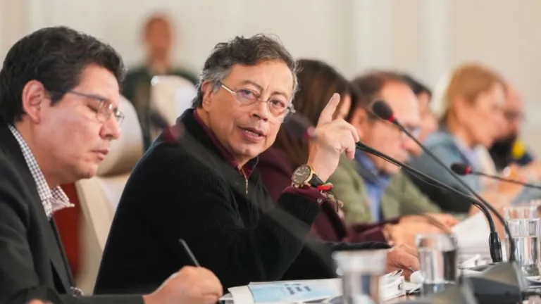 PETRO "todo empresariado debe pagar el salario mínimo vital"