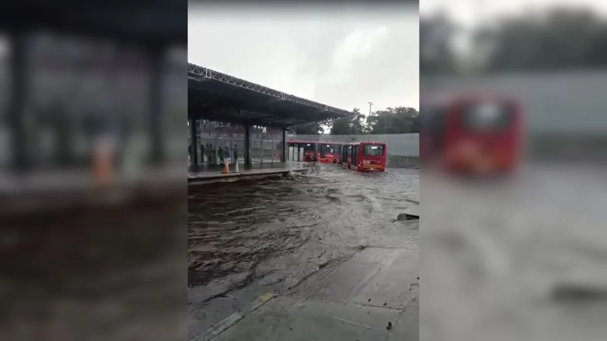El Portal de la 80 tiene lago: ahora 'nadan' los TransMilenios Los efectos de las torrenciales lluvias que afectaron a la capital el día de hoy se vieron reflejados en varias vías de la ciudad y dentro del Portal de la 80, donde los TransMilenios ahora 'nadan' entre las aguas.