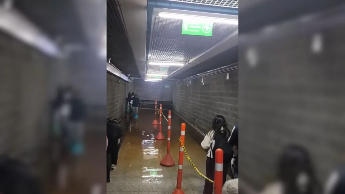 El Portal de la 80 tiene lago: ahora 'nadan' los TransMilenios Los efectos de las torrenciales lluvias que afectaron a la capital el día de hoy se vieron reflejados en varias vías de la ciudad y dentro del Portal de la 80, donde los TransMilenios ahora 'nadan' entre las aguas.