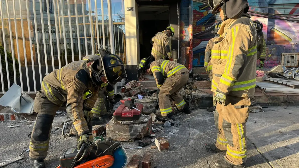 Barrios Unidos: mujer dio su vida para salvar a su hijo y a su nieta Se conocen detalles del accidente ocasionado por una camioneta que, al parecer, se pasó un semáforo en rojo y circulaba a alta velocidad en Barrios Unidos. Una mujer de 58 años murió tras salvar a su hijo y a su nieta durante el impactante siniestro vial. En el accidente resultó gravemente herido un motociclista, quien hoy se debate entre la vida y la muerte.