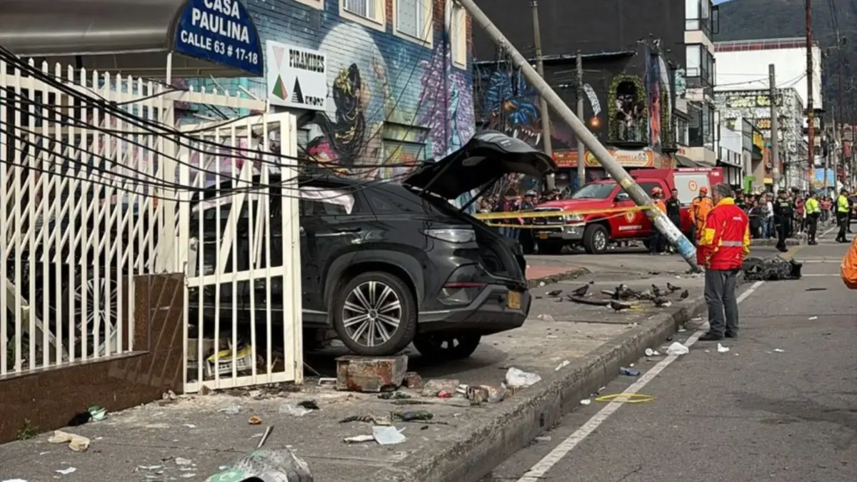 Barrios Unidos: mujer dio su vida para salvar a su hijo y a su nieta Se conocen detalles del accidente ocasionado por una camioneta que, al parecer, se pasó un semáforo en rojo y circulaba a alta velocidad en Barrios Unidos. Una mujer de 58 años murió tras salvar a su hijo y a su nieta durante el impactante siniestro vial. En el accidente resultó gravemente herido un motociclista, quien hoy se debate entre la vida y la muerte.