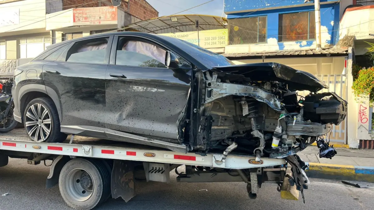 Barrios Unidos: mujer dio su vida para salvar a su hijo y a su nieta Se conocen detalles del accidente ocasionado por una camioneta que, al parecer, se pasó un semáforo en rojo y circulaba a alta velocidad en Barrios Unidos. Una mujer de 58 años murió tras salvar a su hijo y a su nieta durante el impactante siniestro vial. En el accidente resultó gravemente herido un motociclista, quien hoy se debate entre la vida y la muerte.