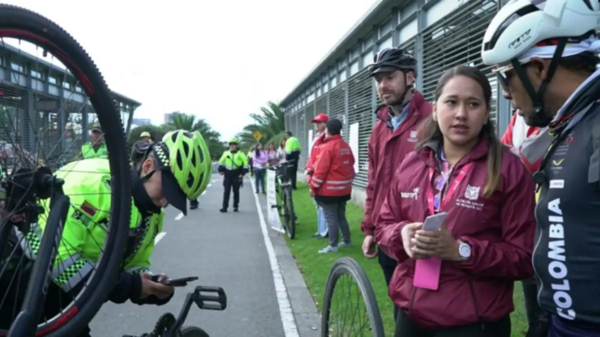 Bicicletas robadas volvieron con sus dueños a casa en el Día sin Carro En el marco de la jornada del Día sin Carro, las autoridades locales formalizaron la entrega de 14 bicicletas y 2 patinetas eléctricas que habían sido recuperadas en recientes operativos contra el hurto.