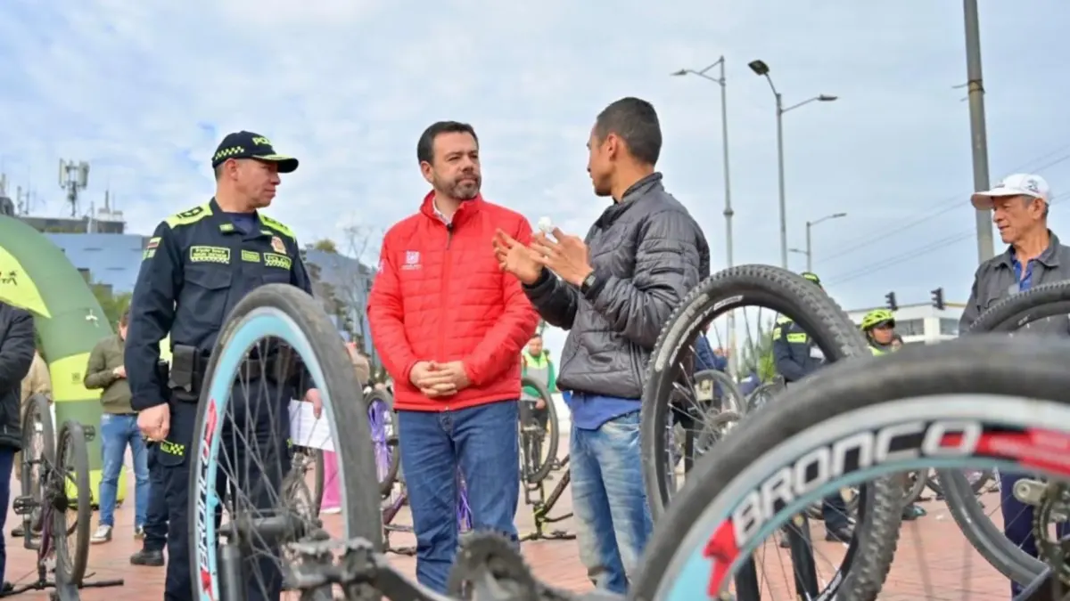 Bicicletas robadas volvieron con sus dueños a casa en el Día sin Carro En el marco de la jornada del Día sin Carro, las autoridades locales formalizaron la entrega de 14 bicicletas y 2 patinetas eléctricas que habían sido recuperadas en recientes operativos contra el hurto.