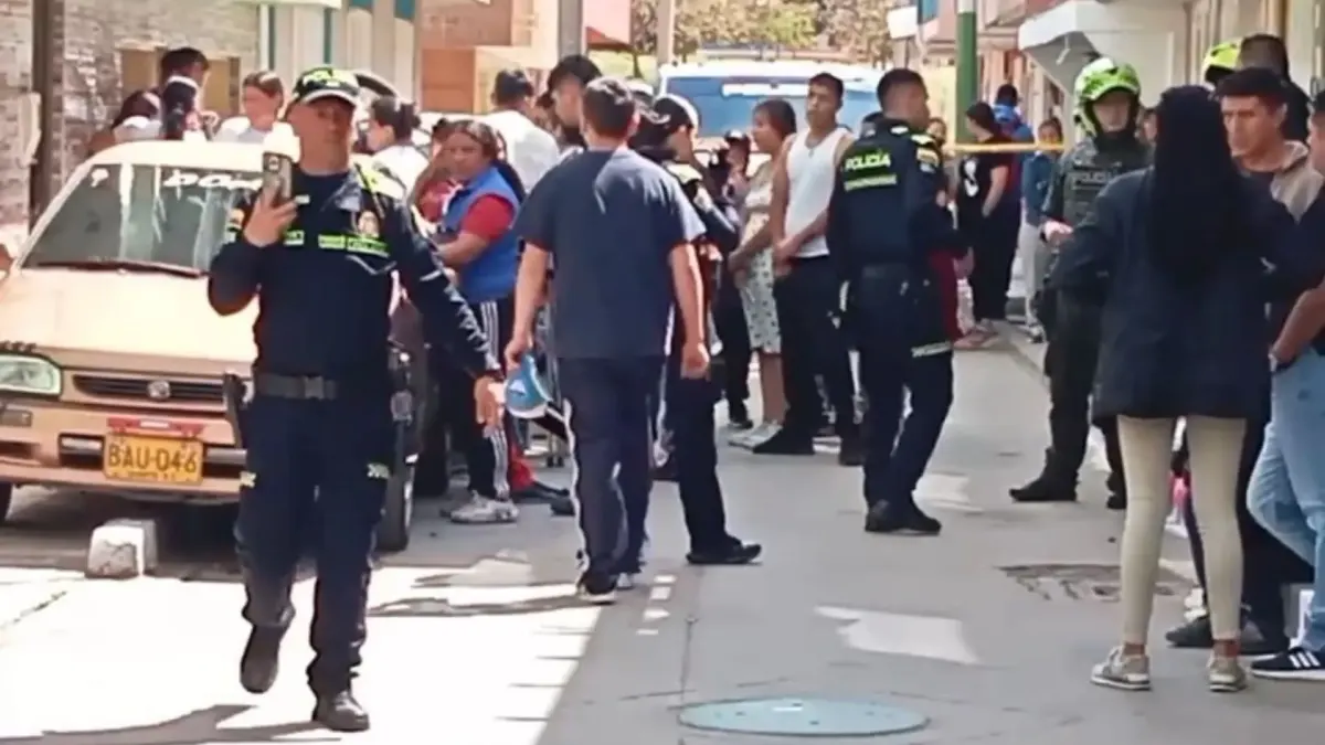 Bosa: sicario acaba con la vida de un hombre en Antonia Santos Hace pocos minutos se registró un sicariato en el barrio Antonia Santos, en la localidad de Bosa. La víctima es un hombre de aproximadamente 45 a 48 años. Le contamos los detalles de este suceso.