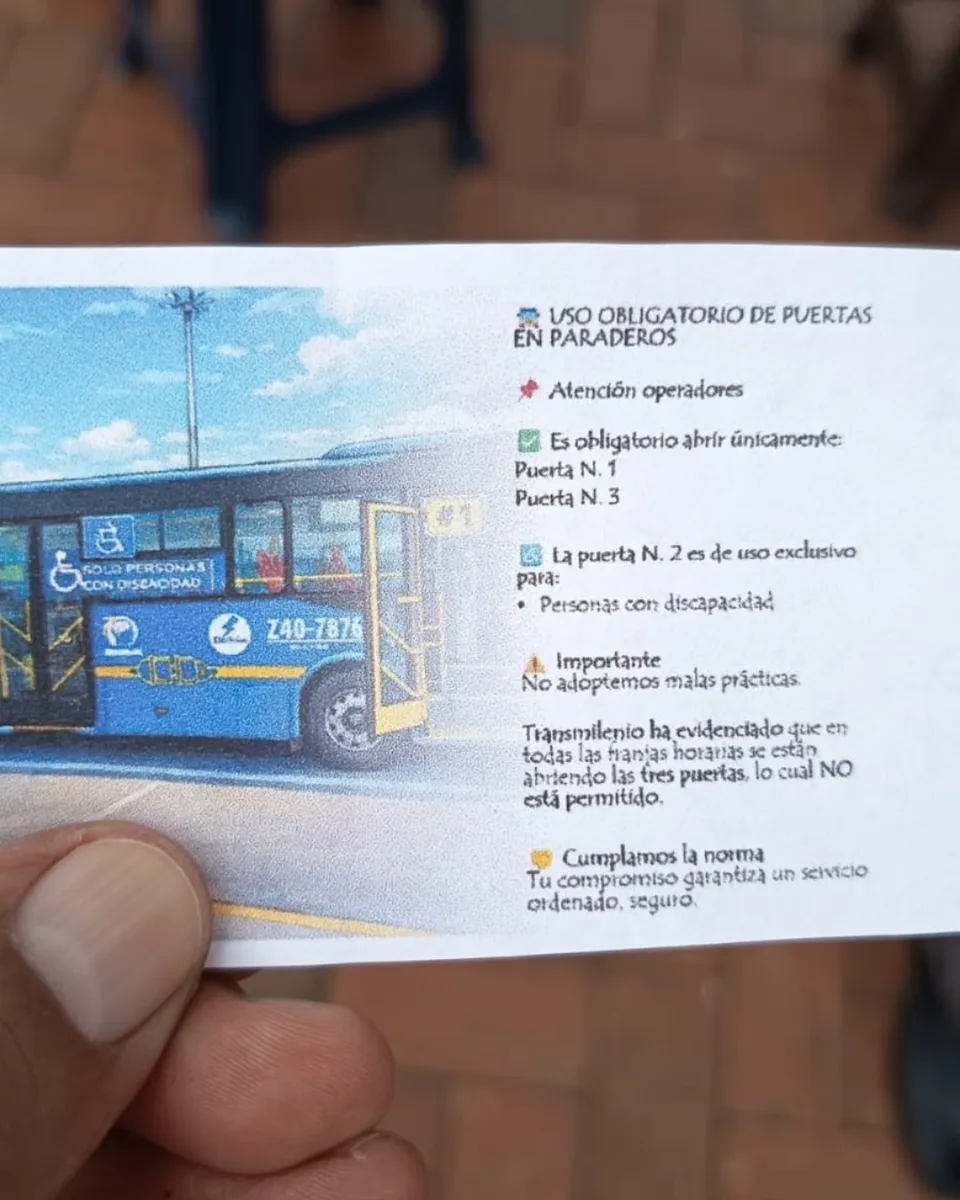 EN VIDEO: Conductor de bus alimentador de TransMilenio fue agredido por un usuario El incidente ocurrió cuando un conductor de bus alimentador fue brutalmente agredido por un joven pasajero, luego de que el operario se negara a abrir la puerta central