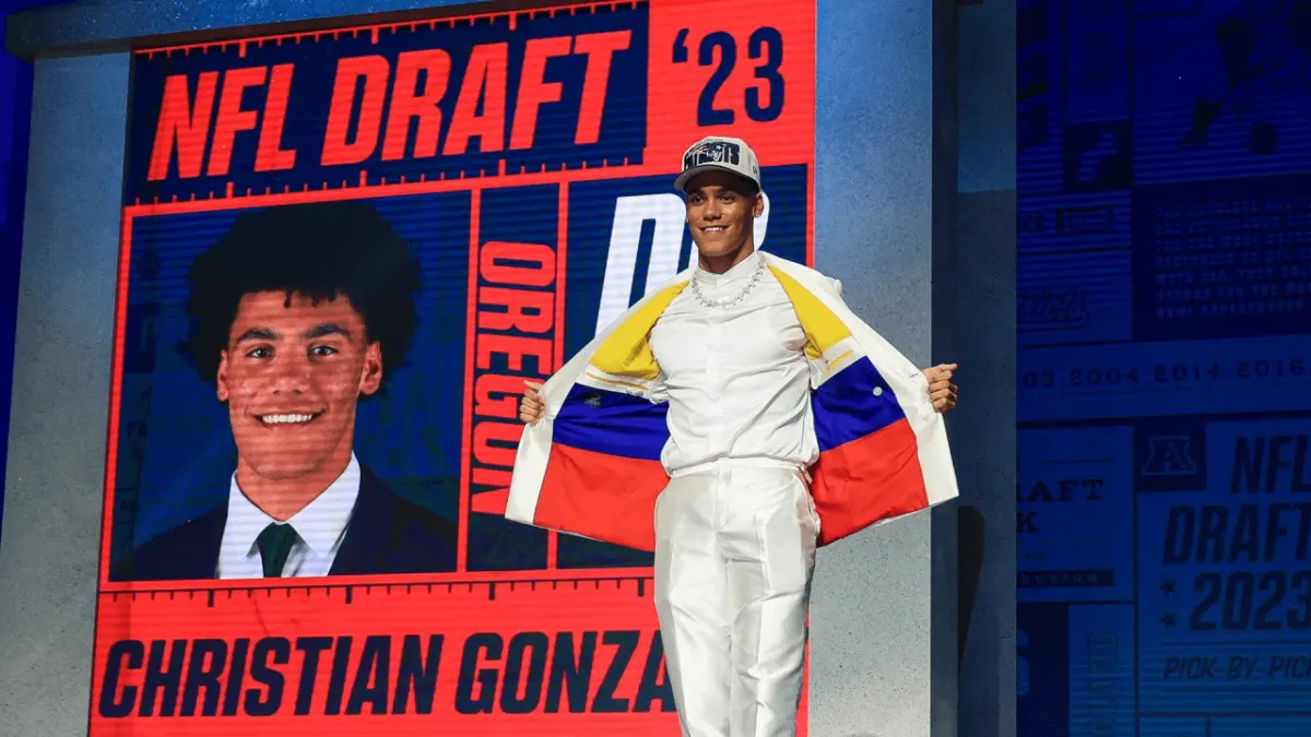 La historia de Christian González, el colombiano que jugará el Super Bowl, contada por su padre A pocos días del Super Bowl —el evento que paraliza al mundo para definir al campeón de la NFL—, Q’HUBO habló con el padre de Christian González. El colombiano buscará la gloria con los Patriots en este duelo decisivo frente a los Seahawks.