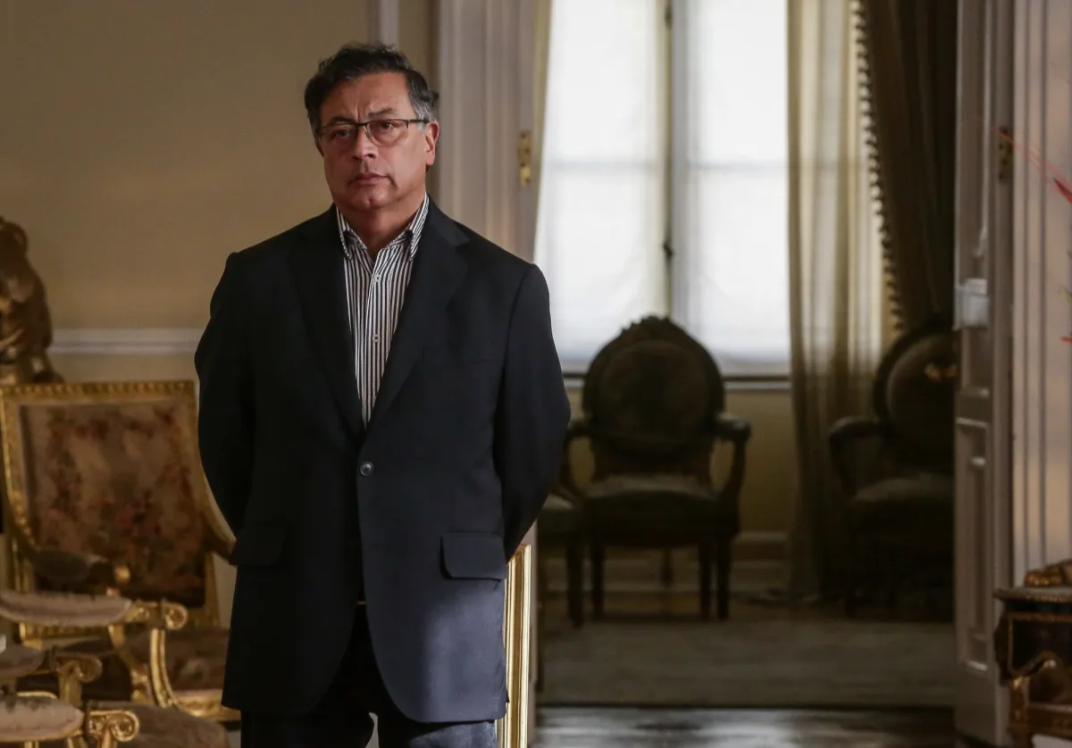 Iván Cepeda convoca movilización en Bogotá. ¿Por qué y cuándo será? En un pronunciamiento desde Zipaquirá, el candidato presidencial Iván Cepeda hizo un llamado urgente a la ciudadanía para concentrarse en Bogotá.