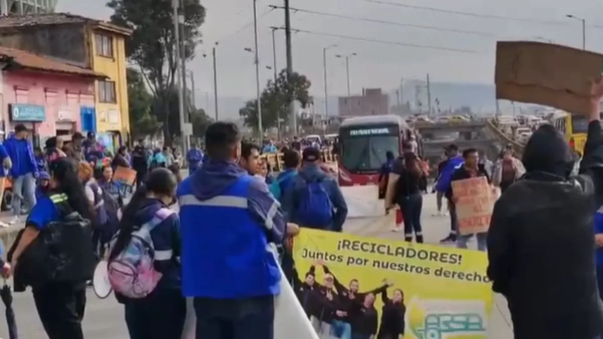Caos vehicular en el centro de la ciudad por manifestaciones Un grupo de manifestantes del gremio reciclador se tomó la carrera Décima en el centro de la ciudad. A causa del bloqueo, TransMilenio suspendió algunos servicios y se registra caos vehicular en la zona.
