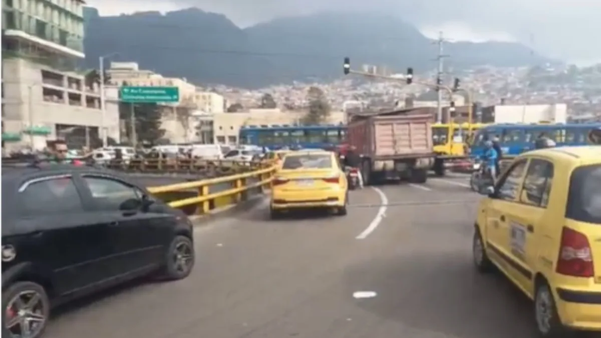 Caos vehicular en el centro de la ciudad por manifestaciones Un grupo de manifestantes del gremio reciclador se tomó la carrera Décima en el centro de la ciudad. A causa del bloqueo, TransMilenio suspendió algunos servicios y se registra caos vehicular en la zona.