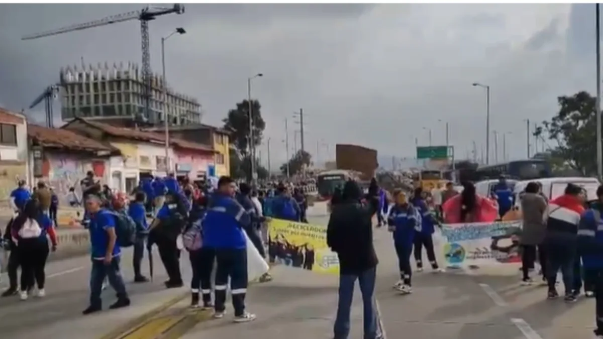 Caos vehicular en el centro de la ciudad por manifestaciones Un grupo de manifestantes del gremio reciclador se tomó la carrera Décima en el centro de la ciudad. A causa del bloqueo, TransMilenio suspendió algunos servicios y se registra caos vehicular en la zona.