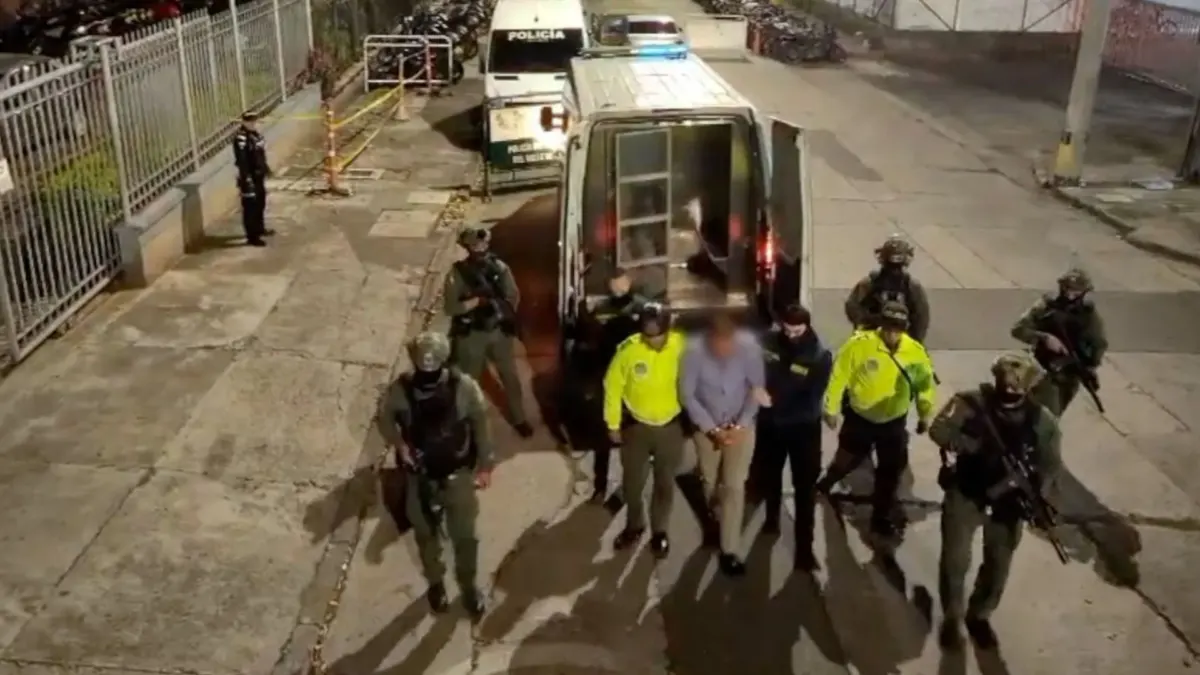 Capturado ‘Medio Labio’, clave en finanzas del Clan del Golfo 1 Capturado ‘Medio Labio’, clave en finanzas del Clan del Golfo En un golpe de alto impacto contra las finanzas del narcotráfico internacional, las autoridades capturaron en Medellín a alias 'Medio Labio', señalado heredero criminal de 'Don Mario' y considerado el estratega financiero del 'Clan del Golfo' y de las extintas Autodefensas Unidas de Colombia.
