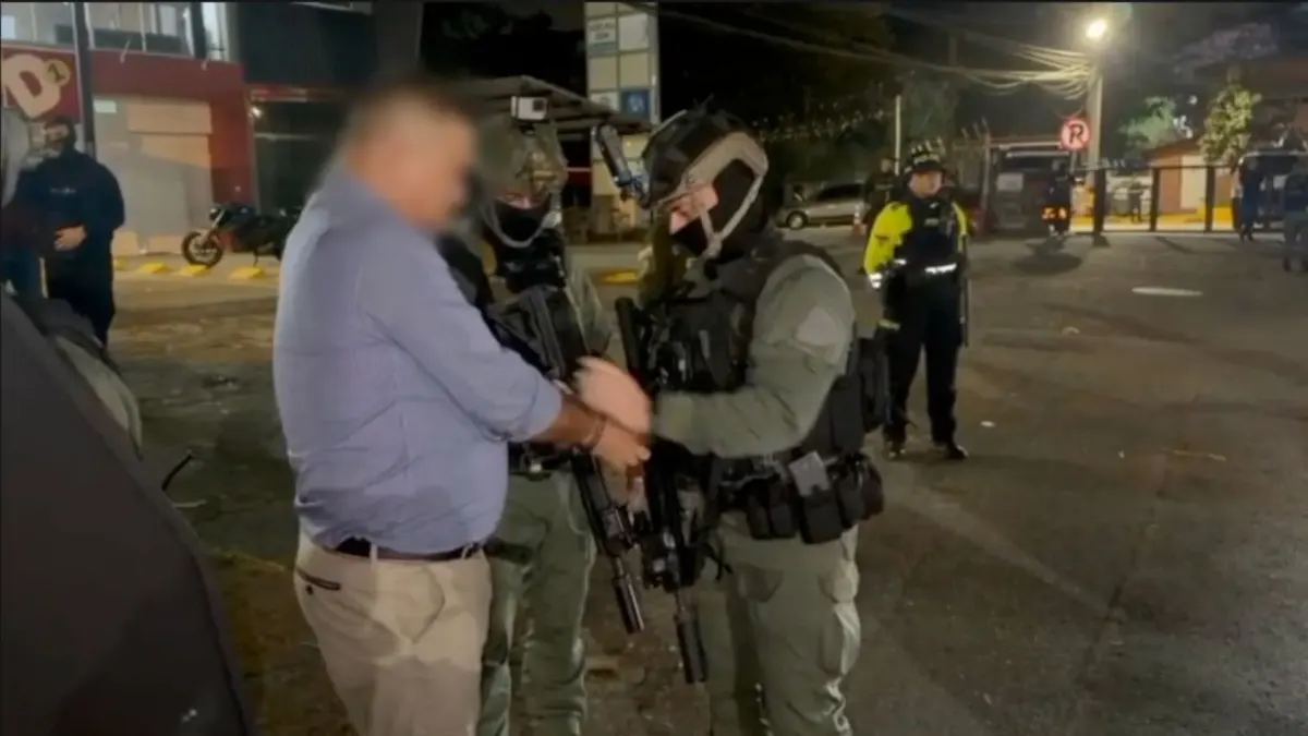 Capturado ‘Medio Labio’, clave en finanzas del Clan del Golfo En un golpe de alto impacto contra las finanzas del narcotráfico internacional, las autoridades capturaron en Medellín a alias 'Medio Labio', señalado heredero criminal de 'Don Mario' y considerado el estratega financiero del 'Clan del Golfo' y de las extintas Autodefensas Unidas de Colombia.