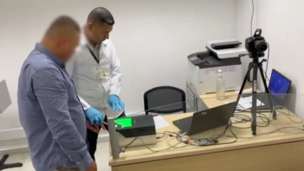Capturado ‘Medio Labio’, clave en finanzas del Clan del Golfo 2 Capturado ‘Medio Labio’, clave en finanzas del Clan del Golfo En un golpe de alto impacto contra las finanzas del narcotráfico internacional, las autoridades capturaron en Medellín a alias 'Medio Labio', señalado heredero criminal de 'Don Mario' y considerado el estratega financiero del 'Clan del Golfo' y de las extintas Autodefensas Unidas de Colombia.