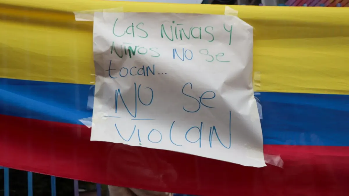 Caso de abuso infantil sigue estancado pese a pruebas y múltiples víctimas Casi un año después de las primeras denuncias por abuso sexual en un jardín infantil del barrio Villa Javier, el proceso judicial contra el docente F. Castellanos se encuentra en una fase preocupante.
