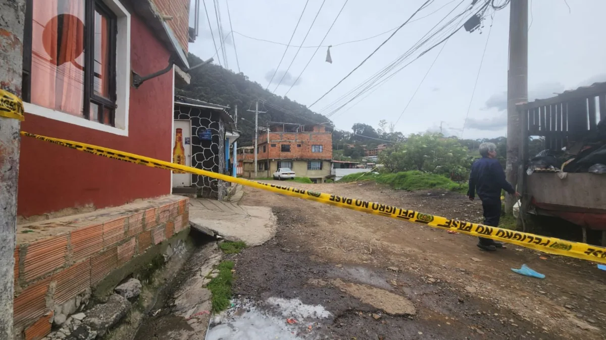Chapinero: bala y muerte en el Bosque Calderón Un hombre de aproximadamente 25 años fue asesinado a tiros en el barrio Bosque Calderón, en Chapinero, tras escucharse al menos seis disparos que generaron pánico entre los residentes.