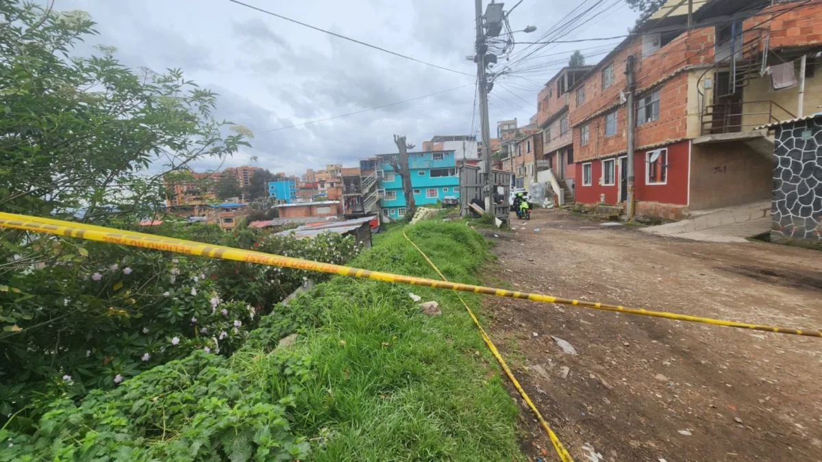 Chapinero: bala y muerte en el Bosque Calderón 2 Chapinero: bala y muerte en el Bosque Calderón Un hombre de aproximadamente 25 años fue asesinado a tiros en el barrio Bosque Calderón, en Chapinero, tras escucharse al menos seis disparos que generaron pánico entre los residentes.