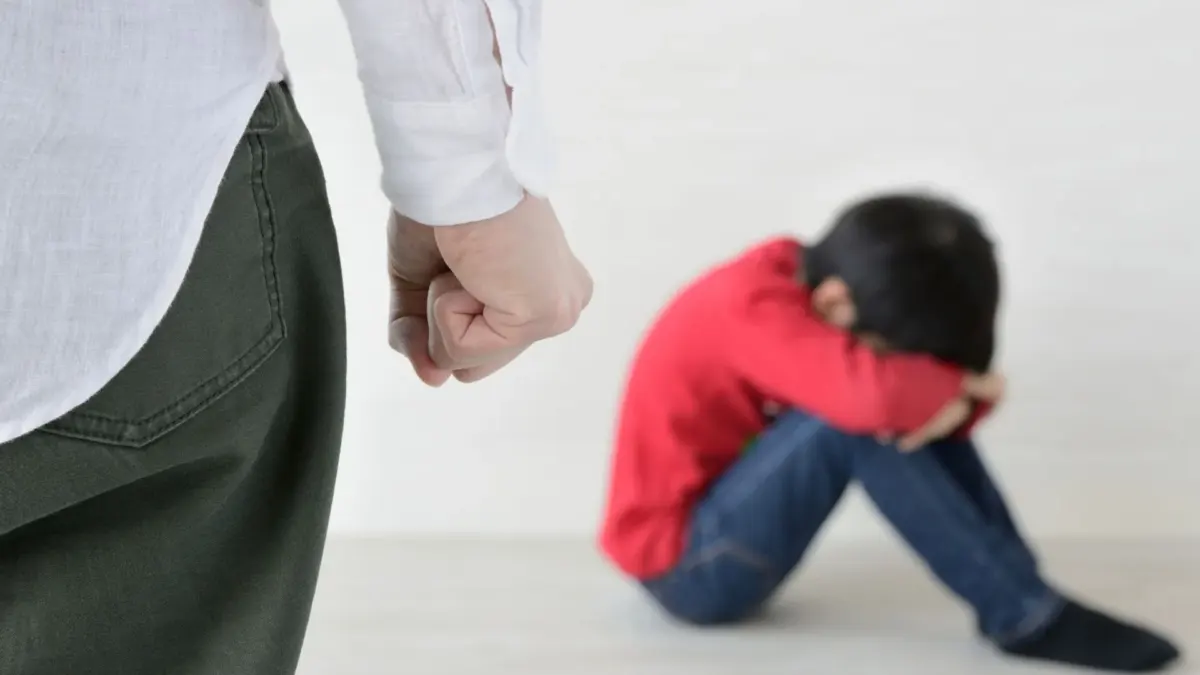 Chapinero: padrastro habría abusado de dos menores Entre el miedo, el dolor y el silencio institucional, una madre denuncia el abuso sexual del cual habrían sido víctimas su hijo e hija, de tan solo 8 y 7 años, a manos de su padrastro.