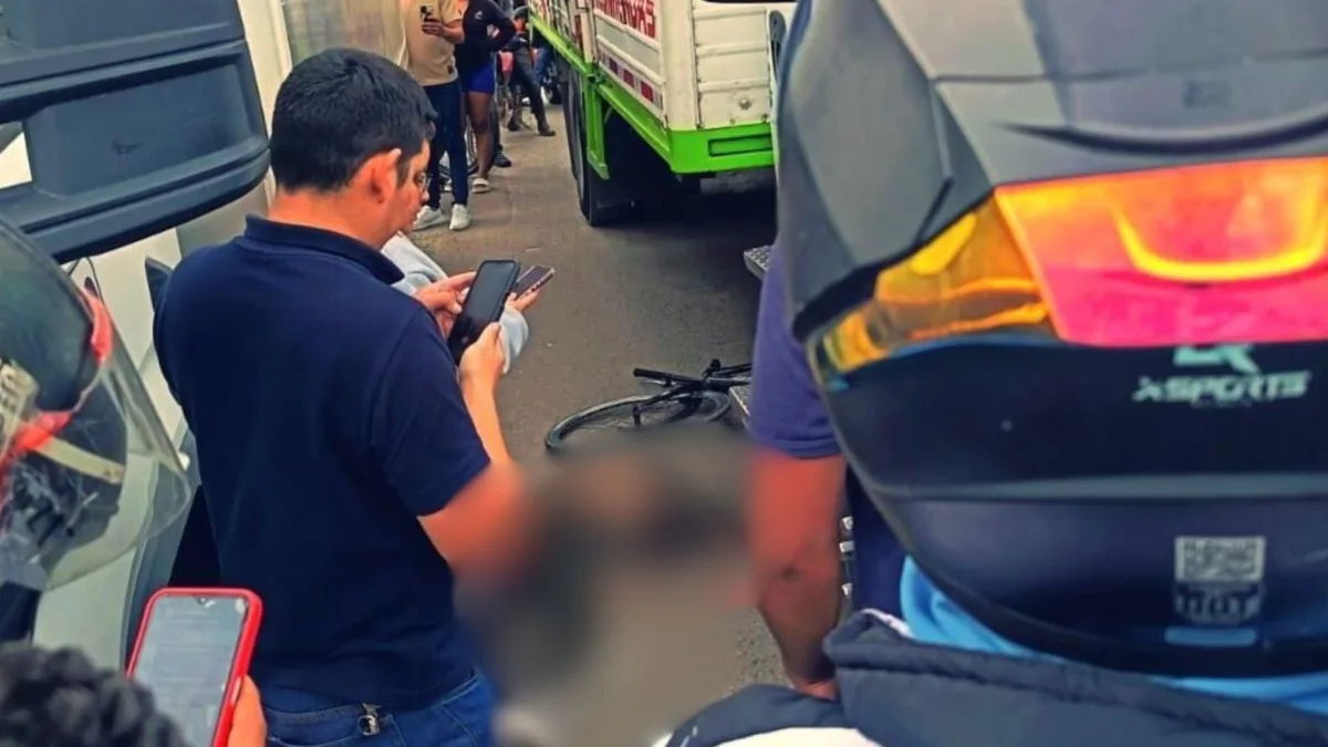 Ciclista falleció en la Calle 13 en siniestro con dos camiones Un joven falleció en un siniestro con dos camiones sobre la Calle 13. A esta hora se esperan unidades de criminalística para realizar el levantamiento del cuerpo, mientras se registra una fuerte congestión vehicular.
