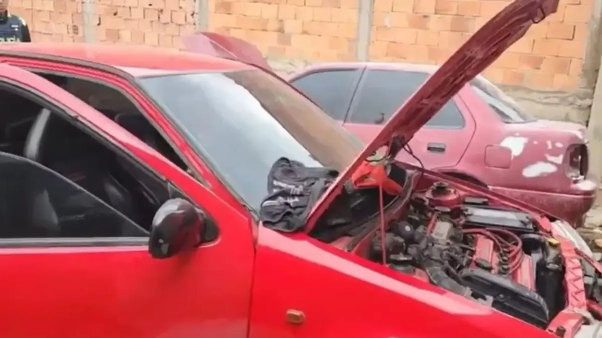 Ciudad Bolívar: capturadas cinco personas que escondían carros robados En el barrio Paraíso, en Ciudad Bolívar, autoridades descubrieron una guarida donde cinco personas ocultaban carros robados y alteraban sus números de identificación para evadir controles.